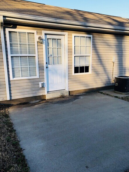 Building Photo - 9103 Pembroke Oak Grove Rd