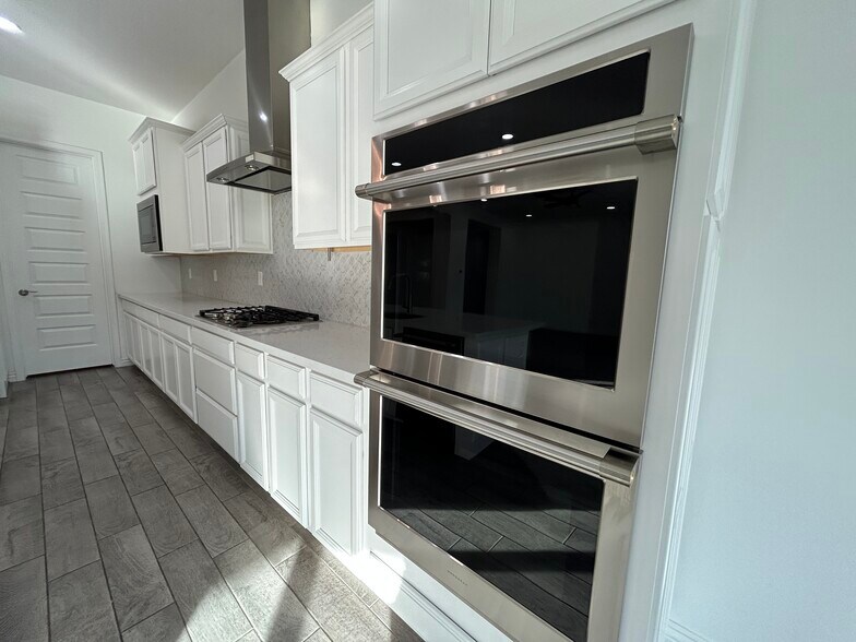 Building Photo - 8731 W Wagon Wheel Dr