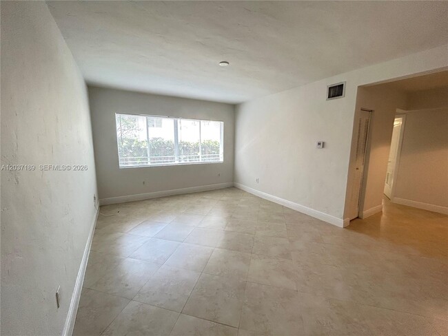 Building Photo - 2880 Pine Tree Dr