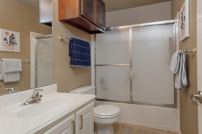 Building Photo - 110 N Valley Oaks Cir