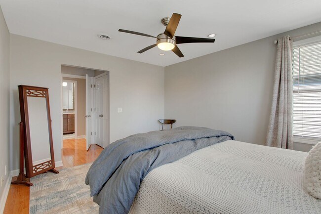 Building Photo - Charming 2 Bed 2 Bath Home on Historic Rus...