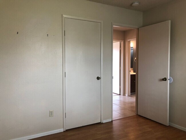 Building Photo - Walking distance to CSU Stanislaus