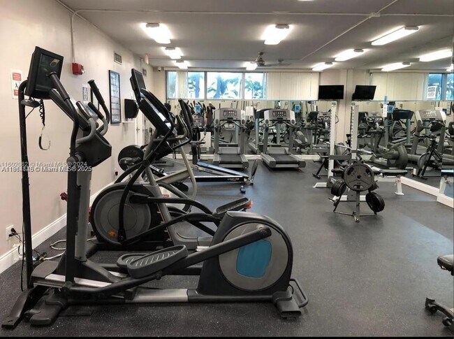 Building Photo - 2655 Collins Ave