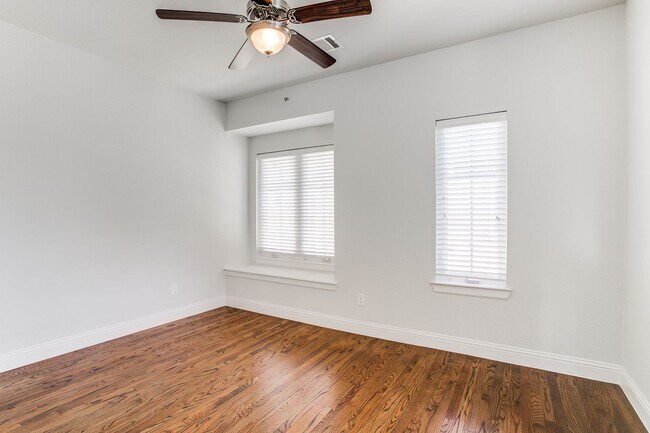 Building Photo - Exclusive Oak Lawn Townhome with Stunning ...
