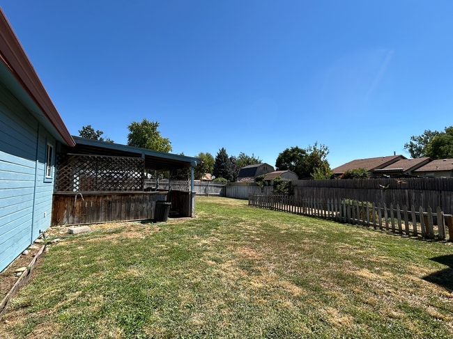 Building Photo - 1033 E Chateau Dr