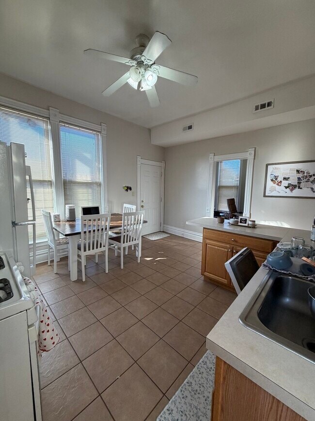 Building Photo - 3730 N Sheffield Ave