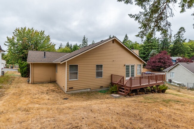 Building Photo - Three Bedroom Home with attached garage