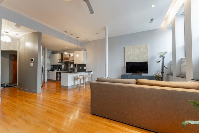 Building Photo - 2300 W Armitage Ave