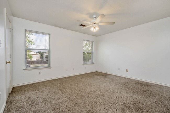 Building Photo - Available August 2026!  3 Bedroom 3 Bathroom Duplex with Yard Close to Campus/Bus Route!