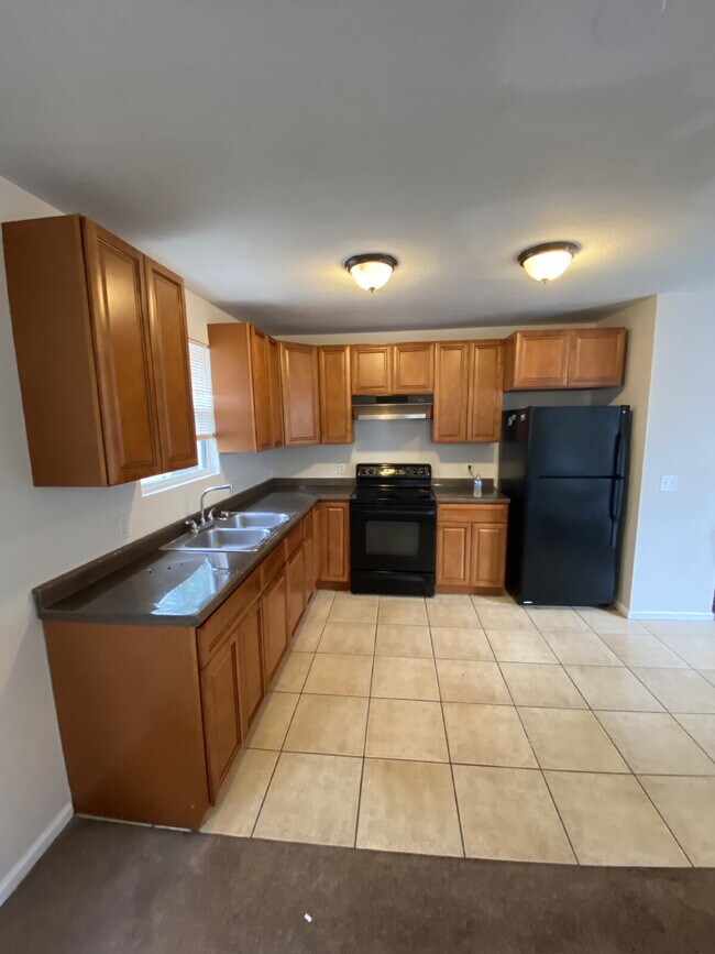 Building Photo - "Spacious 4-Bedroom Home with 2 Full Baths...