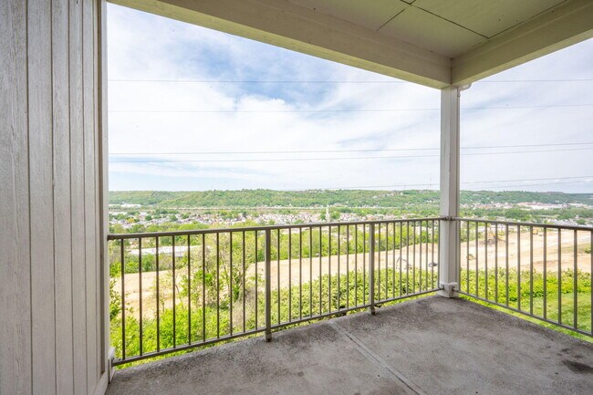 Building Photo - 323 Skyview Ct