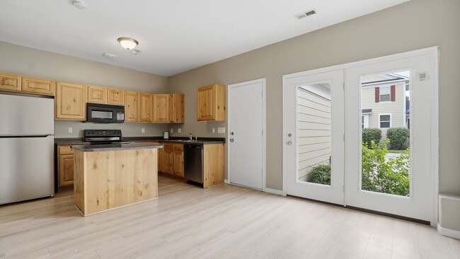 Building Photo - 4 Bedroom Townhome in Daybreak!!