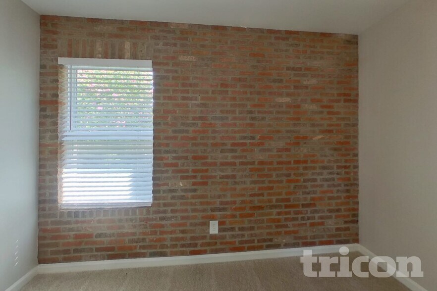 Building Photo - 1413 Eastway Dr