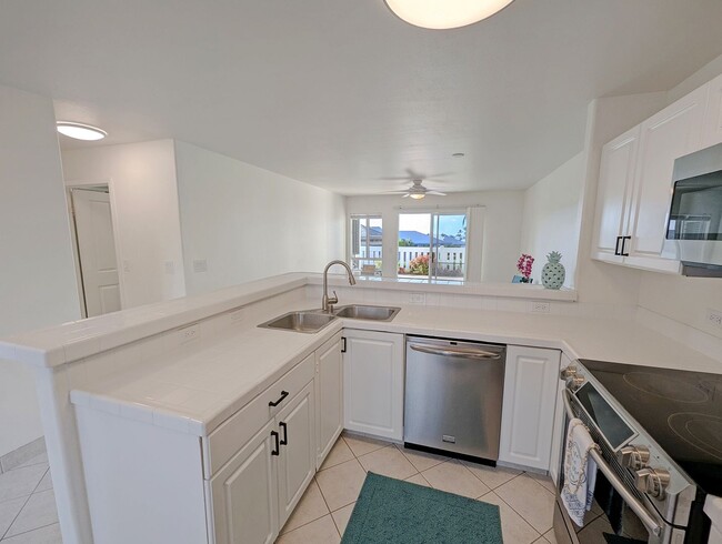 Building Photo - Ground floor 3 bedroom 2 bath with ocean view and community pools