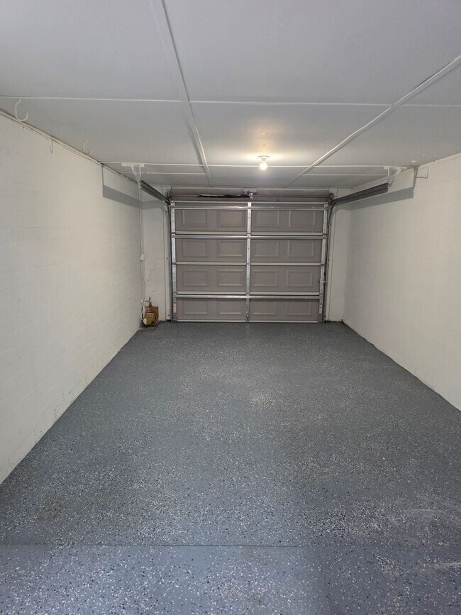 Building Photo - FOR RENT!!! SIMPLY STUNNING AND SPACIUS 3 BED 2 BATH SINGLE FAMILY HOME..
