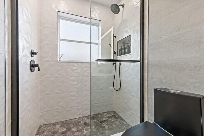 Building Photo - 4193 Hyacinth Cir N