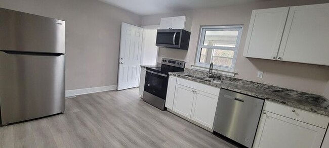 Building Photo - 2BD/1BA Duplex