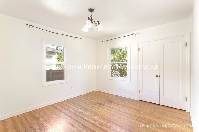 Building Photo - 5026 N Commercial Ave