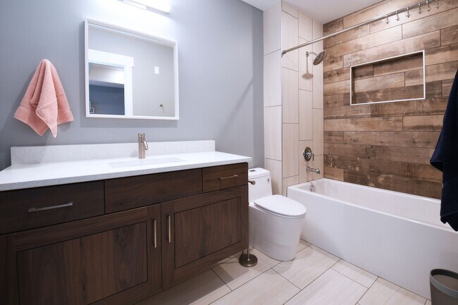 Building Photo - TOP FLOOR, ONE BEDROOM CONDO IN PROSPECTOR!