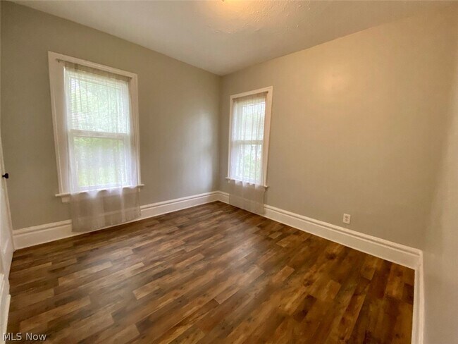 Building Photo - 400 Cloverdale Ave