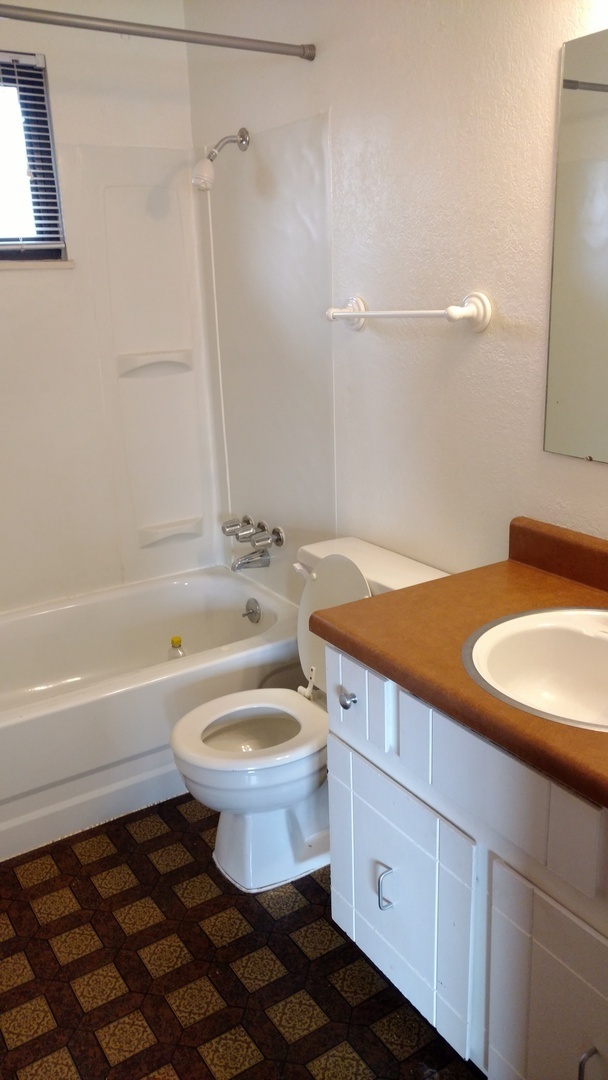 Building Photo - Large 3 Bedroom, 2 Bathroom Home in the Th...