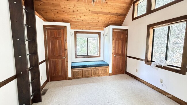 Building Photo - Large 3 Bedroom, 3 Bath Rental with Garage and Bonus Room