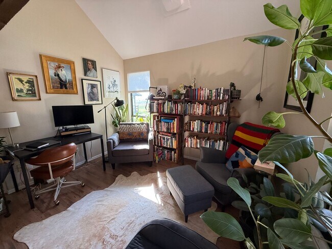 Building Photo - Spacious End-Unit Townhome in Scenic Shana...
