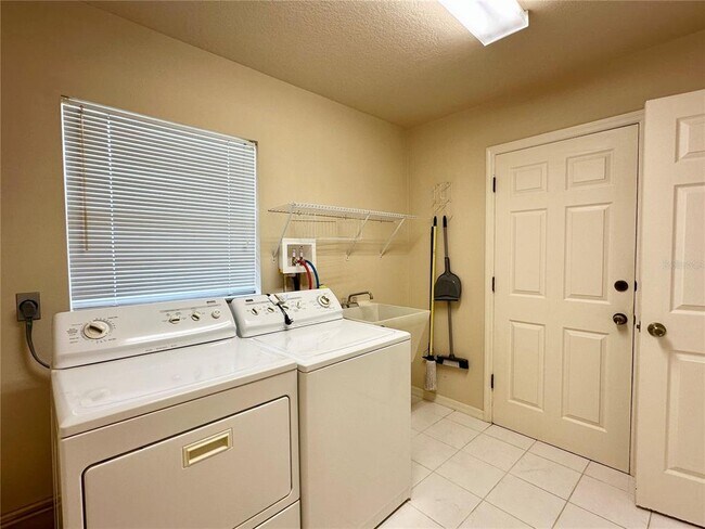 Building Photo - 5024 Southern Pine Cir