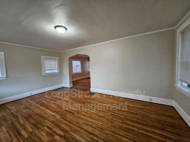 Building Photo - 634 SW Grant St.