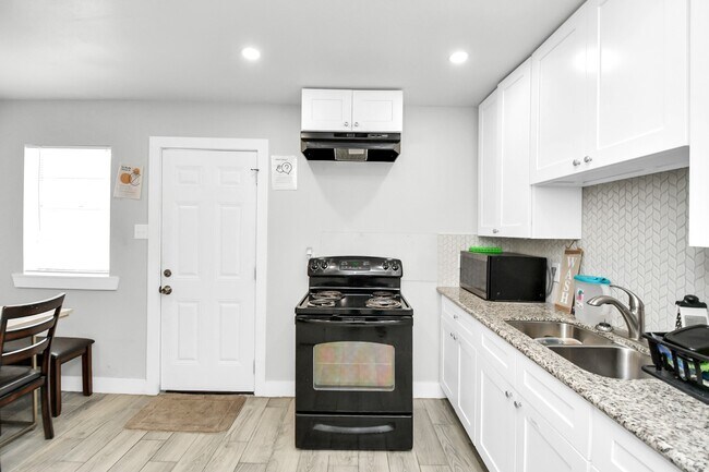 Building Photo - 5435 Pardee St