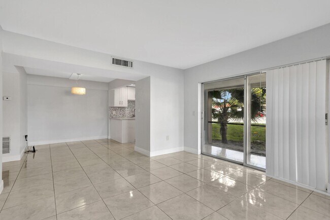 Building Photo - 4156 Inverrary Dr