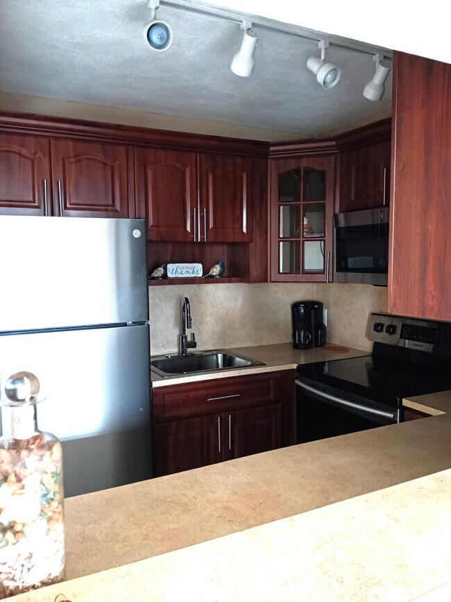 Building Photo - 355 Sheffield O