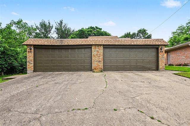 Building Photo - 2103 Mistletoe Ave