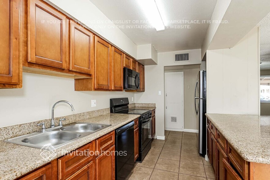 Building Photo - 8233 W Indianola Ave