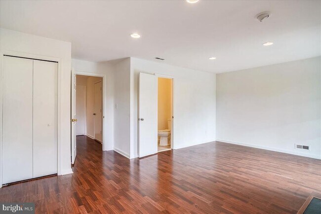 Building Photo - 8830 Thomas Lea Terrace