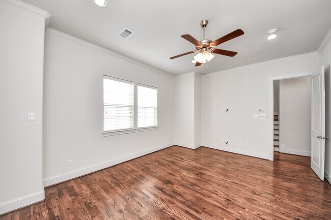 Building Photo - 8926 Lakeshore Bend Dr