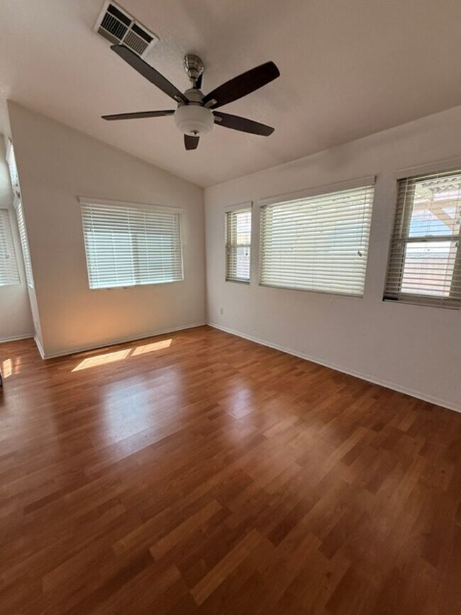 Building Photo - 875 E Serpentina Ave