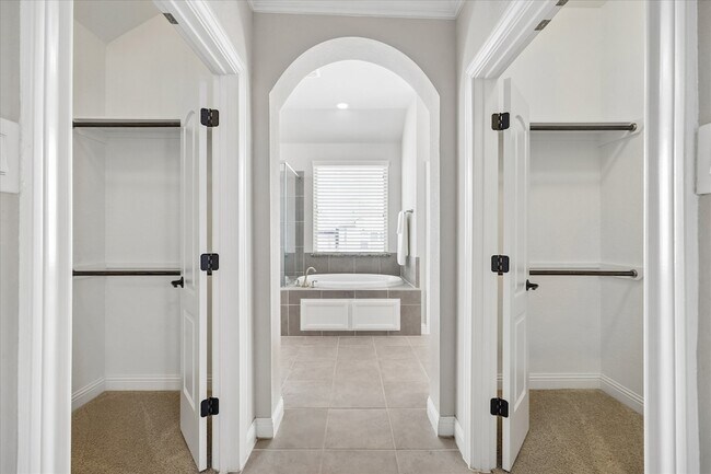 Building Photo - 1704 Oak Leaf Pass Dr