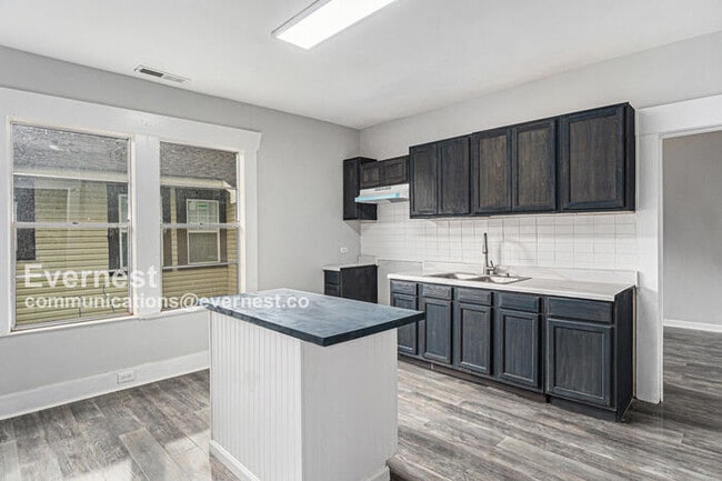 Building Photo - 1309 Woodland Ave SW