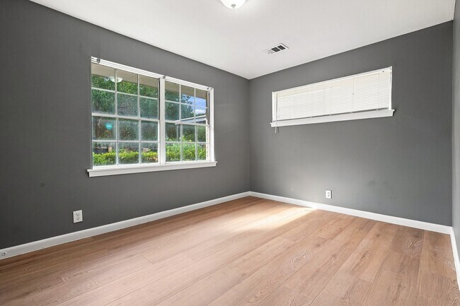 Building Photo - 2906 Newcastle Dr