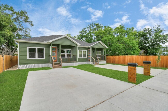 Primary Photo - 4909 Higgins St