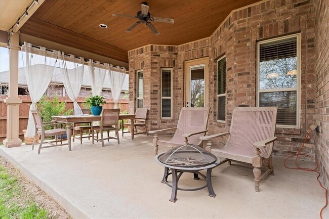 Building Photo - 916 Easton Dr