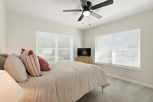 Building Photo - 712 E Kuehn St