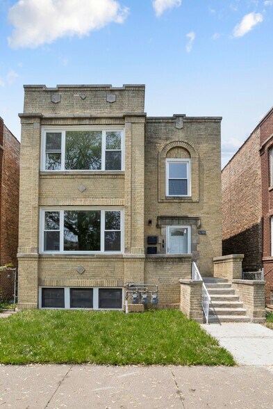 Primary Photo - 6748 S Champlain Ave