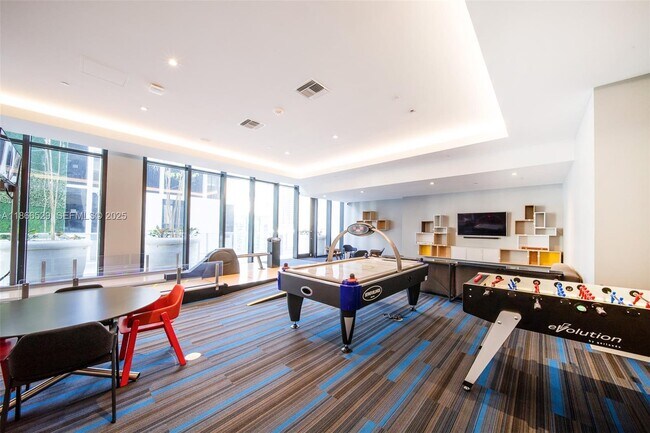 Building Photo - 1010 Brickell Ave