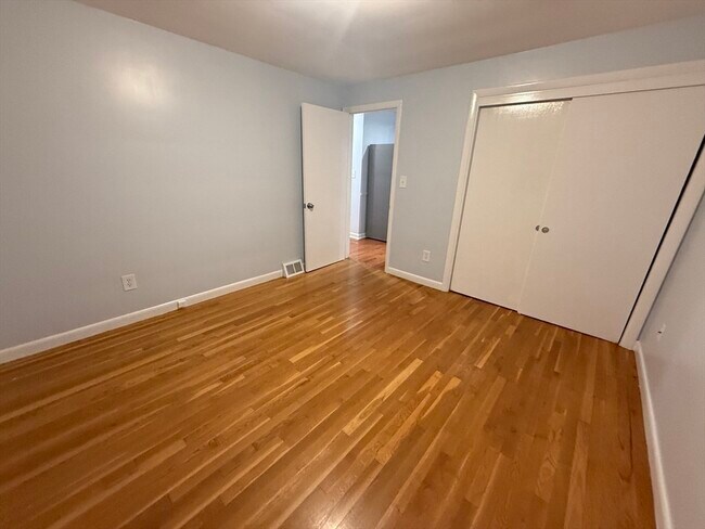 Building Photo - 7 Champlain Rd