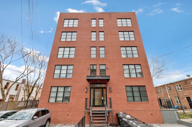 Building Photo - Lovely LeDroit Park Unit with High Ceiling...