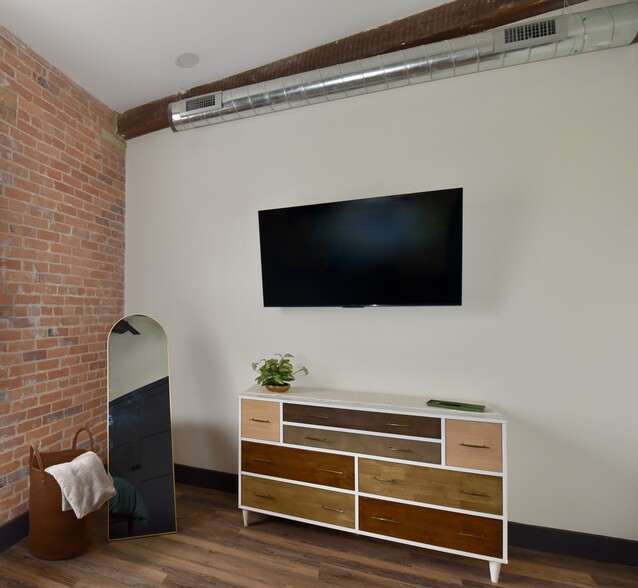 Guest bedroom - 101 W Broadway St