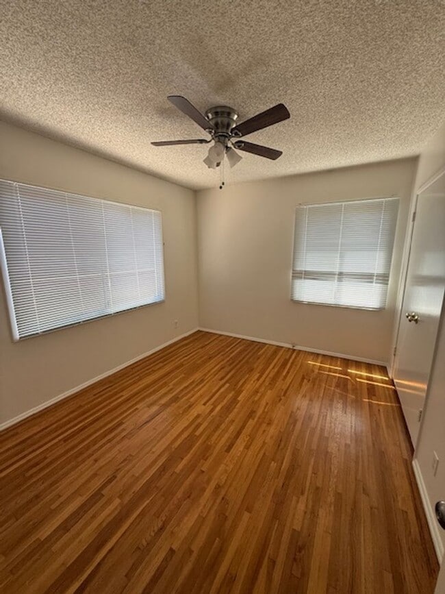 Building Photo - REDONE CUTE 2BED/1BATH HOUSE W/ REFURBISHE...