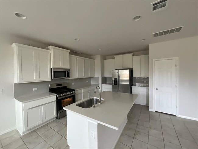 Building Photo - 7601 Albany Dr